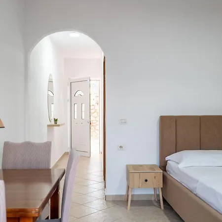 Cloud Nine Retreat, Ksamil