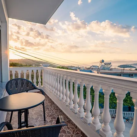 Cloud Nine Retreat, فندق كساميل